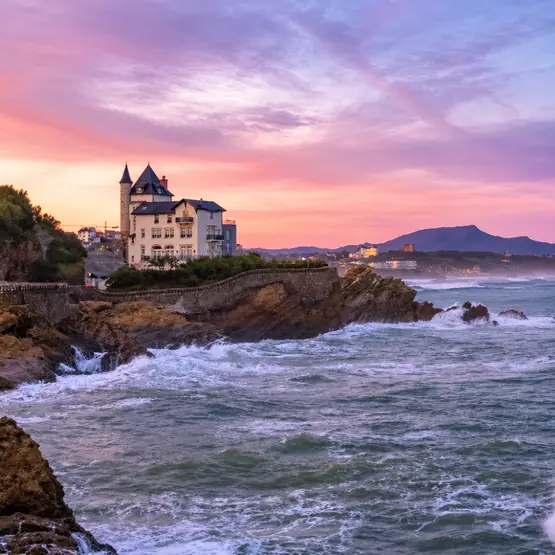Villa Belza sur la côte rocheuse de Biarritz au coucher du soleil.